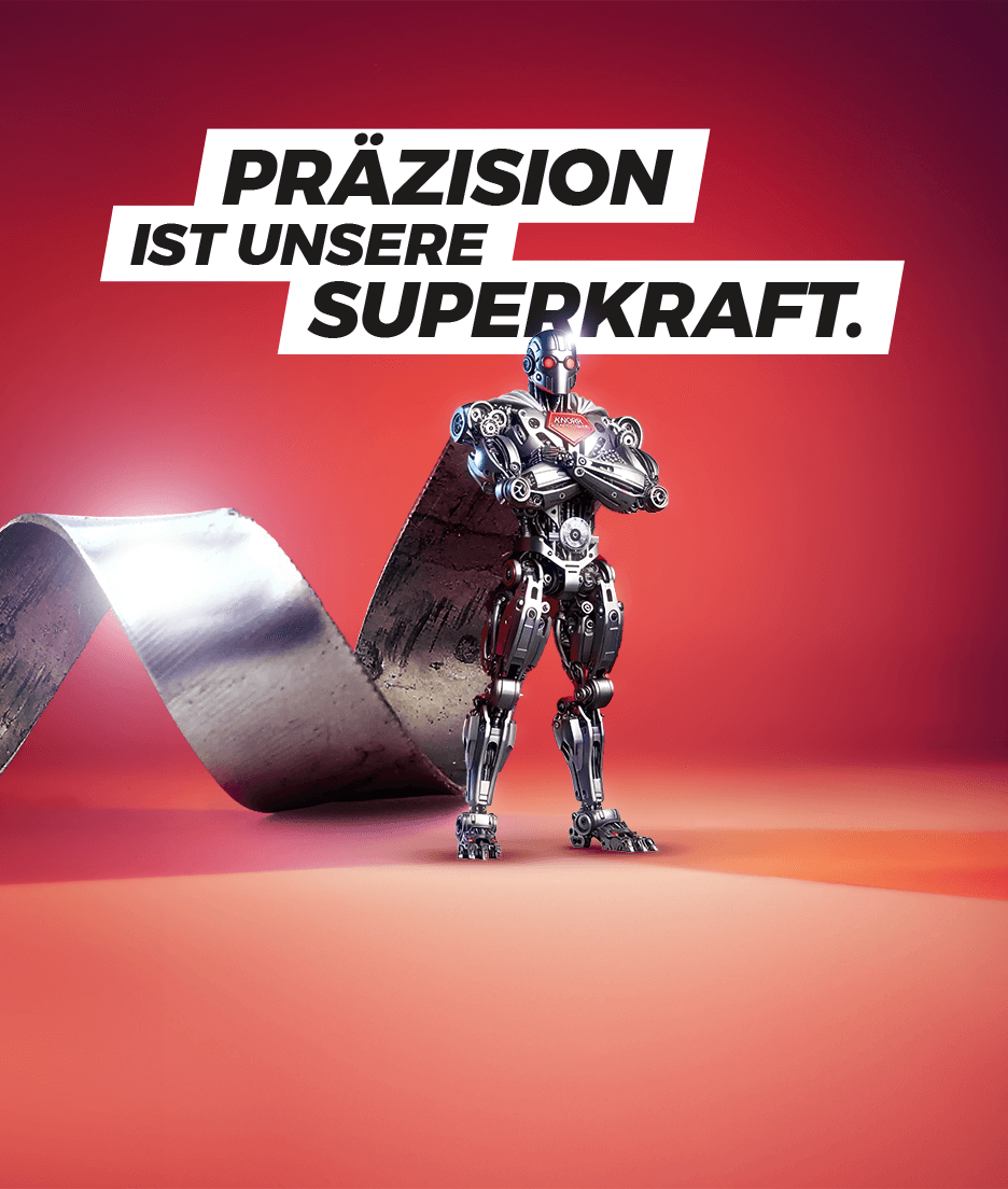 Ein Maschinenteil aus Metall dreht sich und erzeugt ein wirbelndes silbernes Band aus Spänen vor einem leuchtend roten Hintergrund, wobei funkelnde Partikel die Bewegung hervorheben.