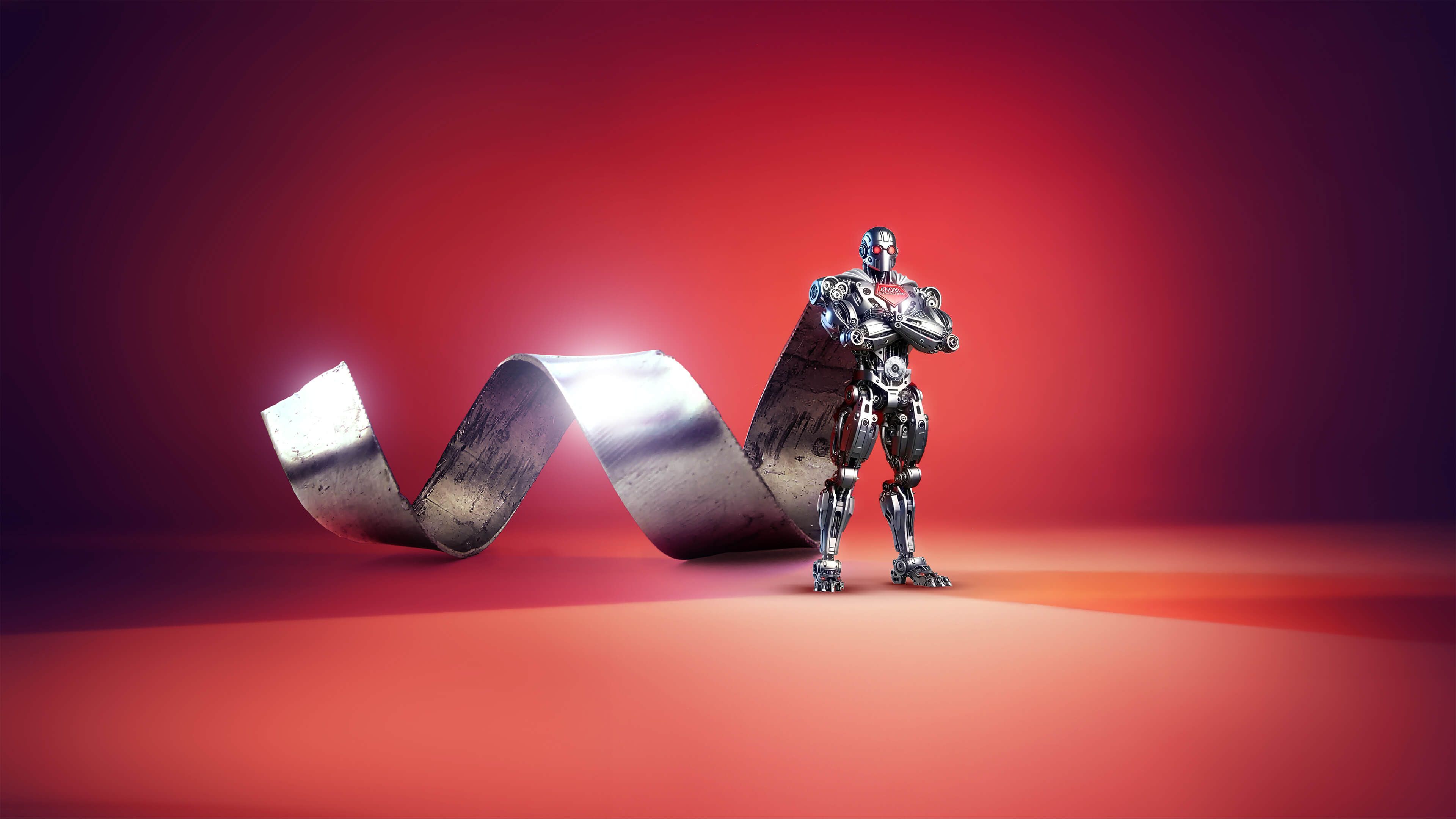 Ein humanoider Roboter mit leuchtend blauen Augen und metallischem Körper steht mit verschränkten Armen vor einem glänzenden, gedrehten Metallband auf einem roten Hintergrund mit Farbverlauf.