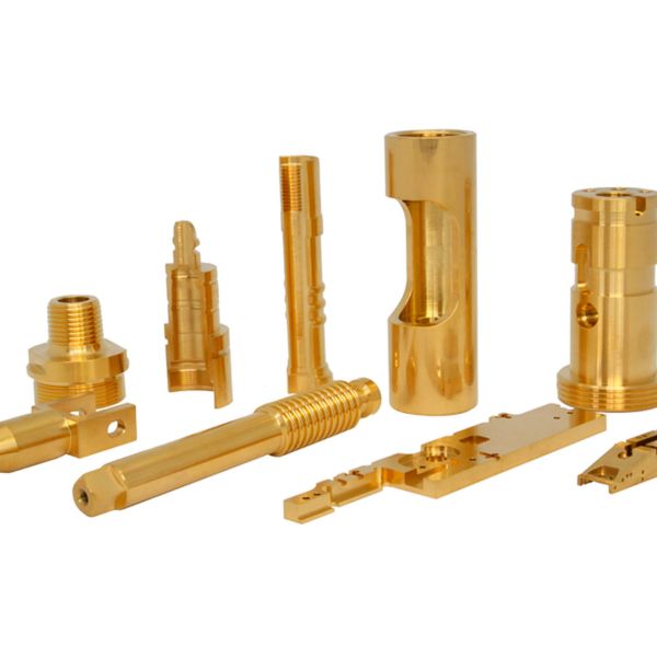 In einer Lagerhalle stapeln sich Kartons und Pakete auf Holzpaletten und roten Metallregalen. Rechts im Vordergrund ist eine gelbe Hebemaschine zu sehen.