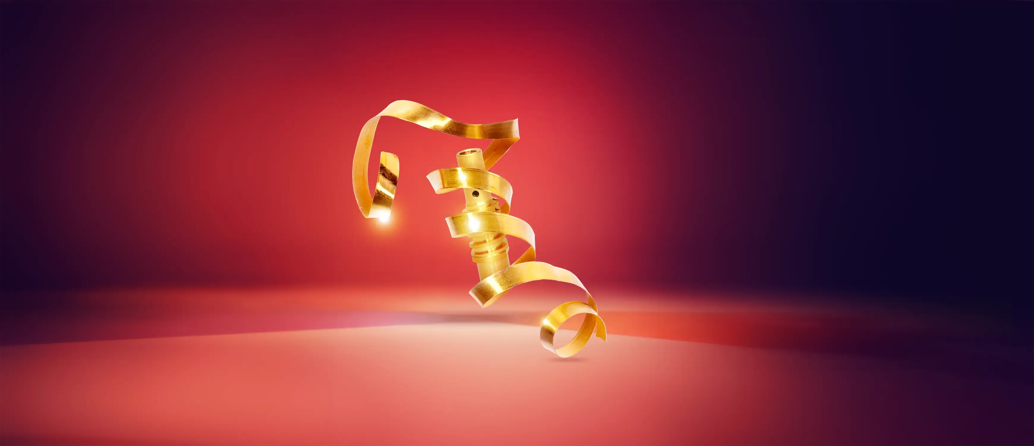 Ein glänzendes goldenes Band windet sich spiralförmig und schwebt vor einem roten und violetten Hintergrund mit einem sanften Scheinwerfereffekt auf der Oberfläche darunter.